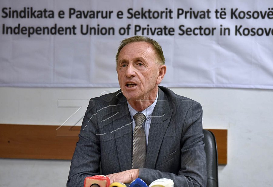 Azemi: Paga minimale në Kosovë s’mund t’i mbulojë as nevojat bazë të një personi