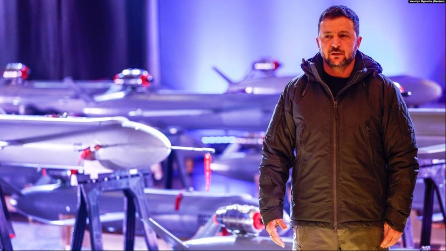 Zelensky lavdëron heroizmin e ukrainasve në tre vjet luftë