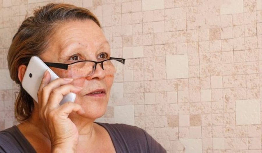 Një telefonatë me nënën mund ta zvogëlojë stresin po aq sa një përqafim