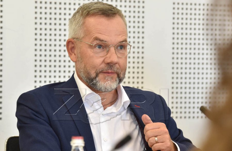 Deputeti gjerman për protestat në Serbi: Të qëndrojmë për liri dhe demokraci