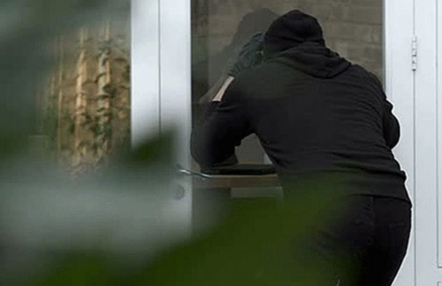 Vjedhje e rëndë në një shtëpi në Prishtinë, hajnat vodhën para, orë e stoli ari