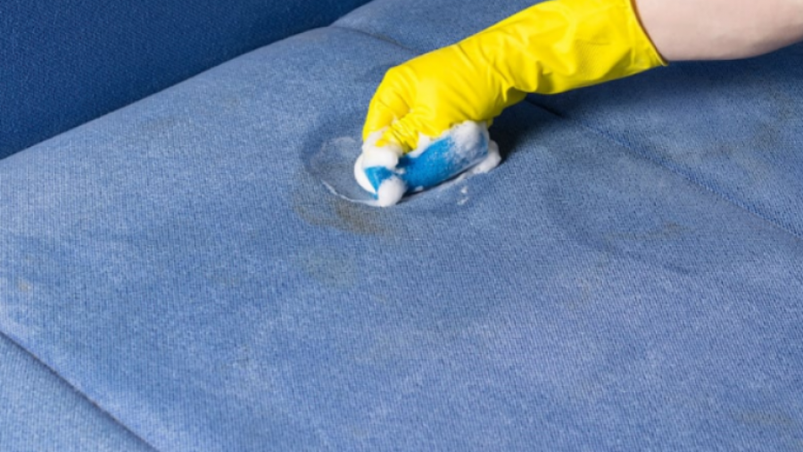 Hiqni njollat e forta nga mobiliet me ndihmën e produkteve shtëpiake