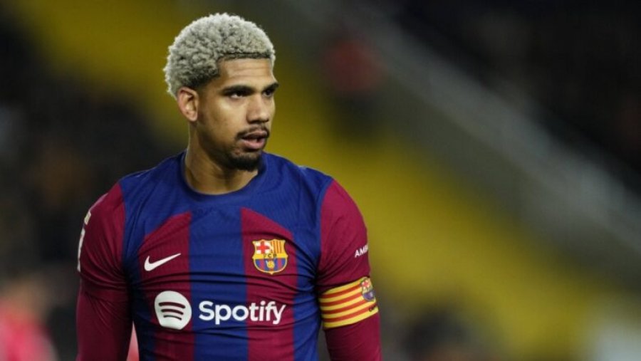 Ronald Araujo ka informuar bashkëlojtarët se po mendon të largohet nga Barcelona