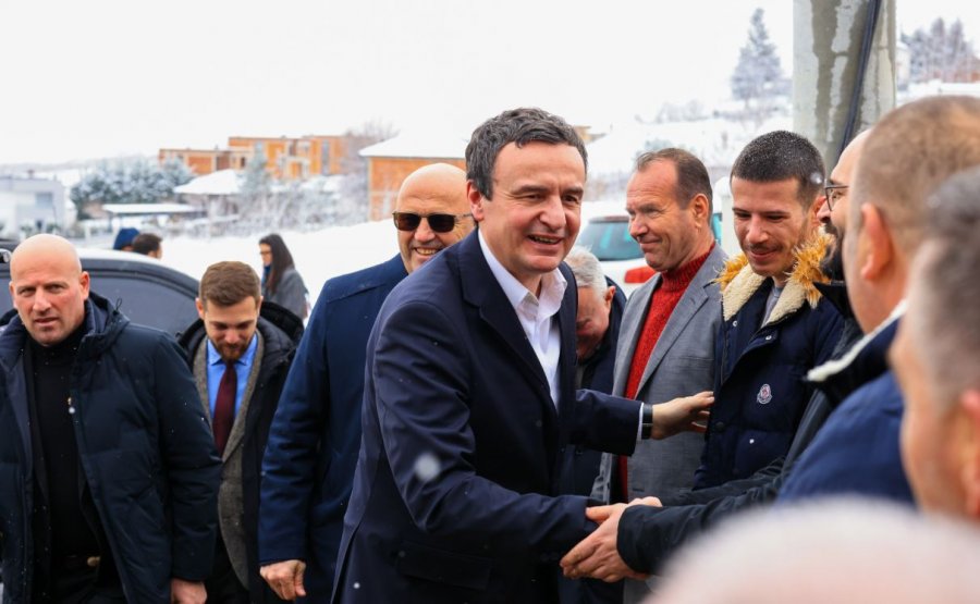 Kurti e nisi fushatën zgjedhore duke u takuar me banorët në fshatrat e Gjakovës