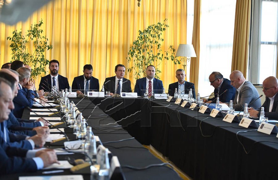 AKK: Qeveria nuk bashkëpunoi me shumicën e komunave, por paratë ua mori