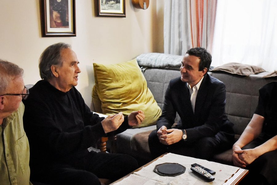 Kurti e viziton në shtëpi ish të burgosurin politik, Mentor Kaçin