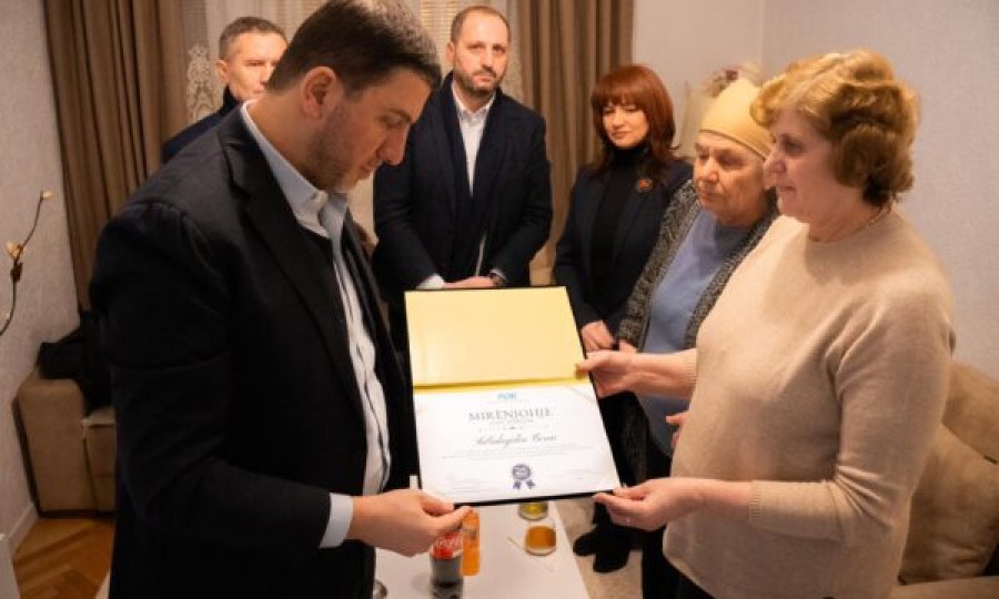 Memli Krasniqi nderon me mirënjohje Post Mortem profesorin Sabahajdin Cena në dy vjetorin e vdekjes