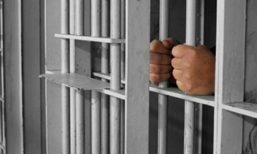 Kërkohet paraburgim ndaj një të dyshuari për vrasje në tentativë, e theri me thikë një person në Gjilan