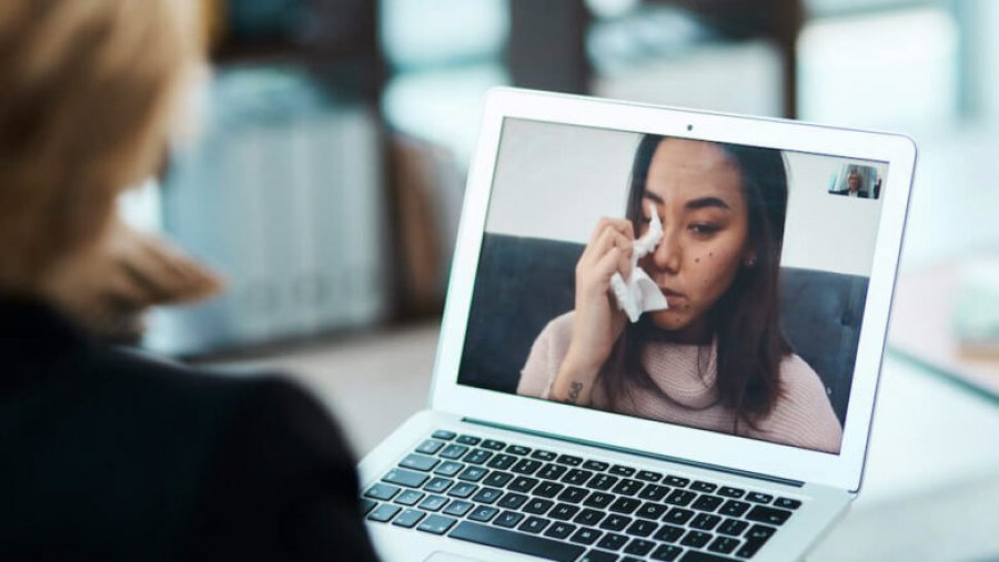 Terapia e depresionit përmes telefonatës mund të japë rezultate