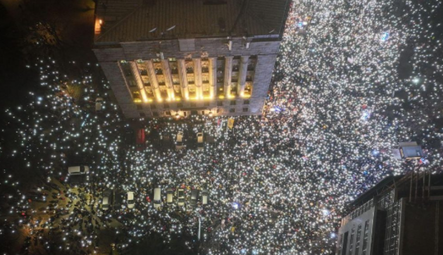 Vazhdojnë protestat masive në Beograd kundër regjimit të Vuçiqit