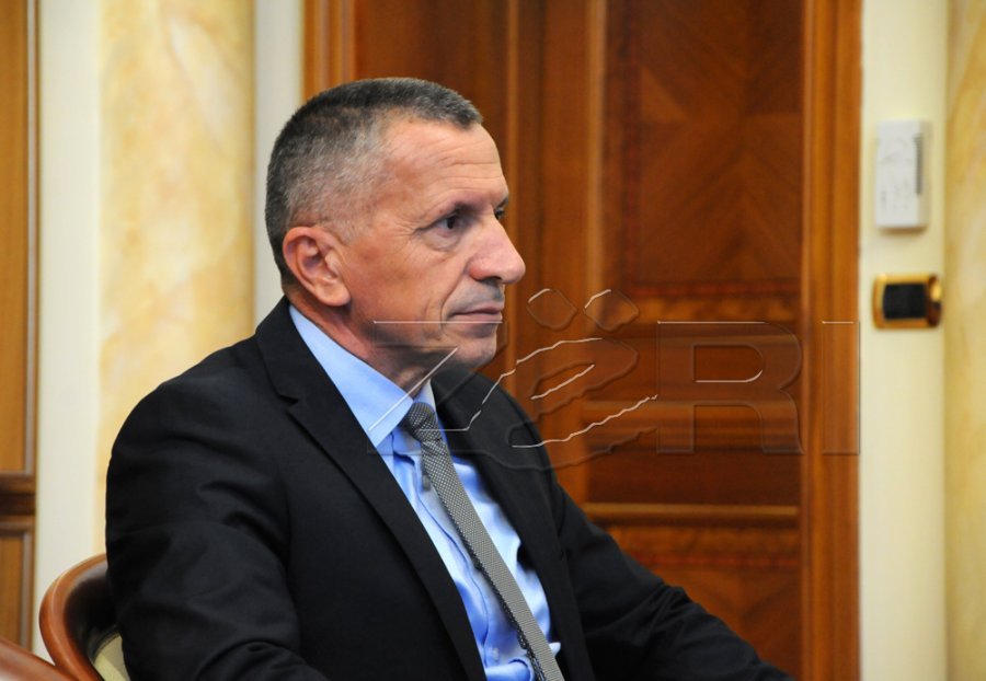 Kamberi kërkon reagim nga Lawlor ndaj shkeljes të të drejtave të shqiptarëve në Serbi