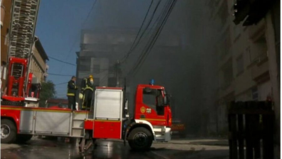 Digjet kati i fundit i një ndërtese në Ferizaj, banorët evakuohen