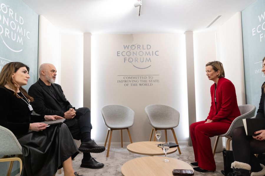 Rama takon në Davos zyrtaren e TikTok-ut, i adreson shqetësimet që çuan Shqipërinë në mbylljen e platformës