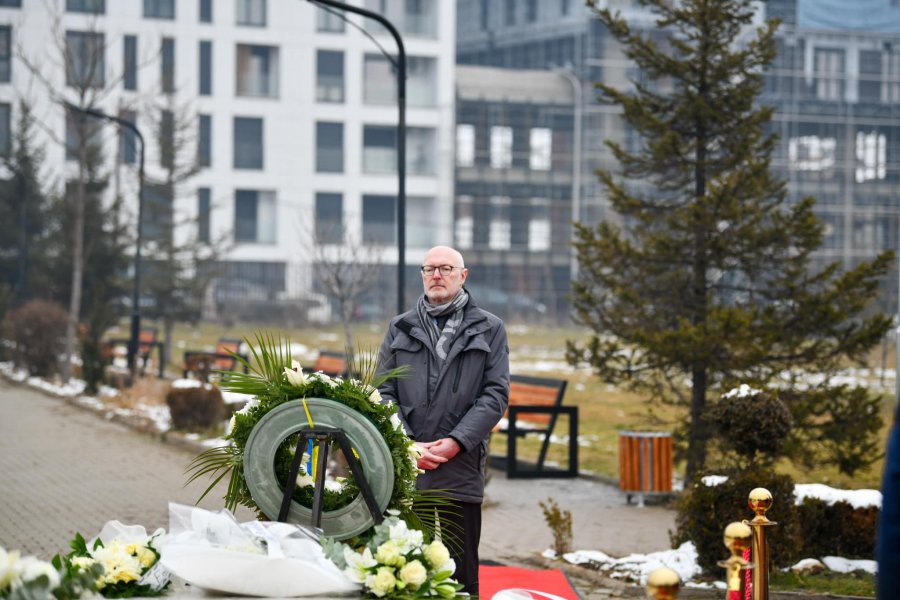 Gueroti homazhe te varri i Rugovës: Vizioni i tij për Kosovën demokratike fitoi besimin e ndërkombëtarëve