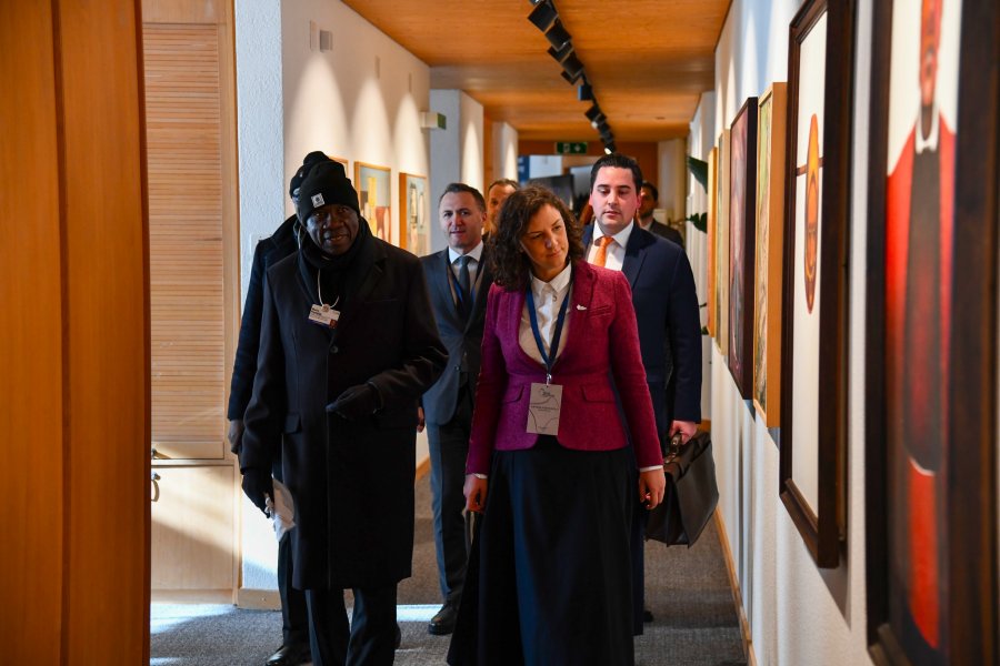 Ministri i Financave i Ugandës e viziton Shtëpinë e Kosovës në Davos, takohet me Rizvanollin