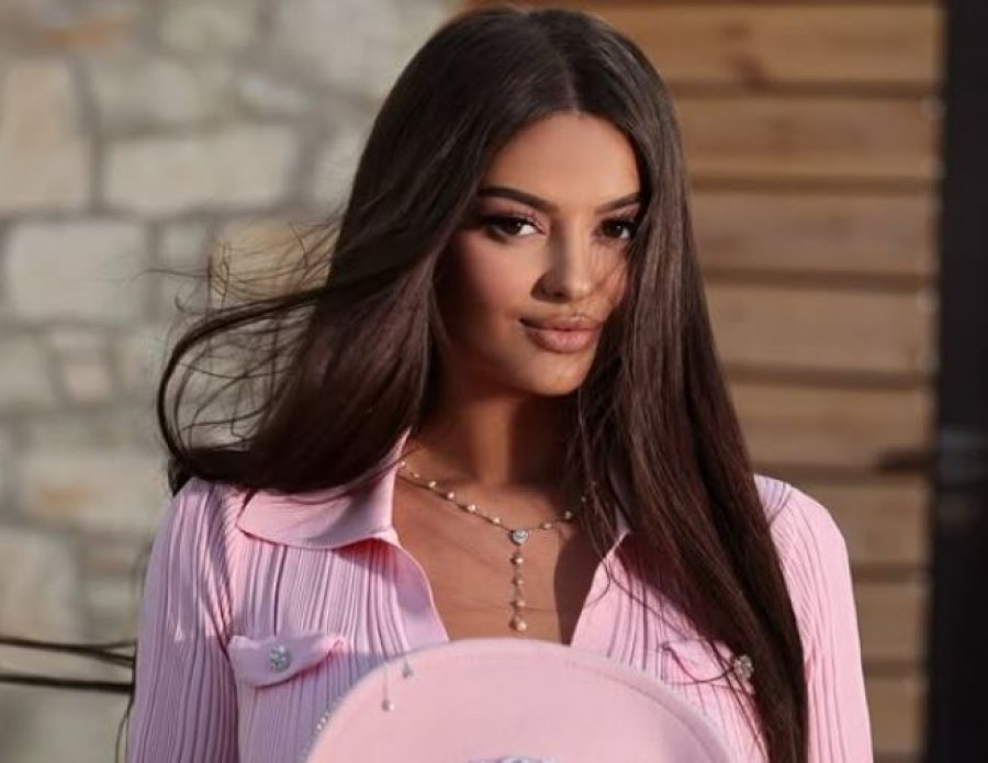 Enca Haxhia mahnit me një paraqitje elegante në rozë, ndryshe nga herët e tjera
