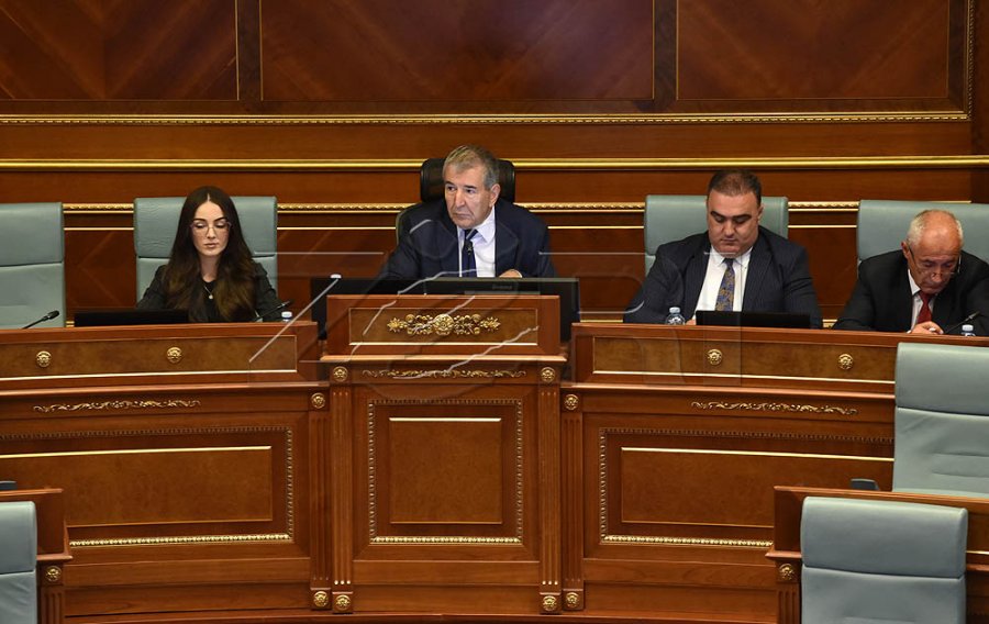 Kushtetuesja: Avni Dehari tejkaloi kompetencat formale dhe solemne me veprimet e përsëritura për të mbajtur seancën