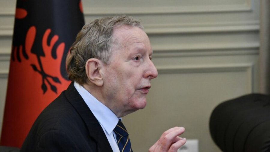 Pedagogu që shoqëroi ish-ambasadorin gjerman në Shqipëri flet për momentet e tij të fundit