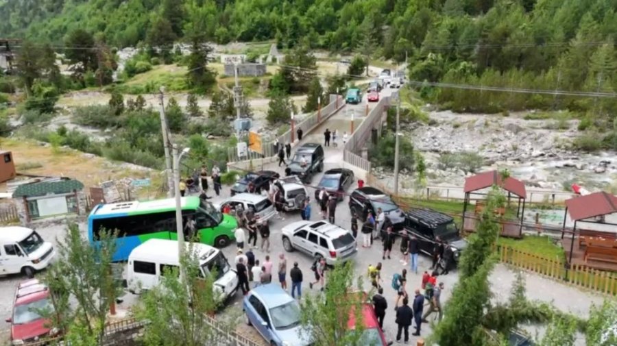 Tensionet në Theth, sipërmarrësi: Nuk e lëshoj tokën pa gjak, do ndërtoj sërish