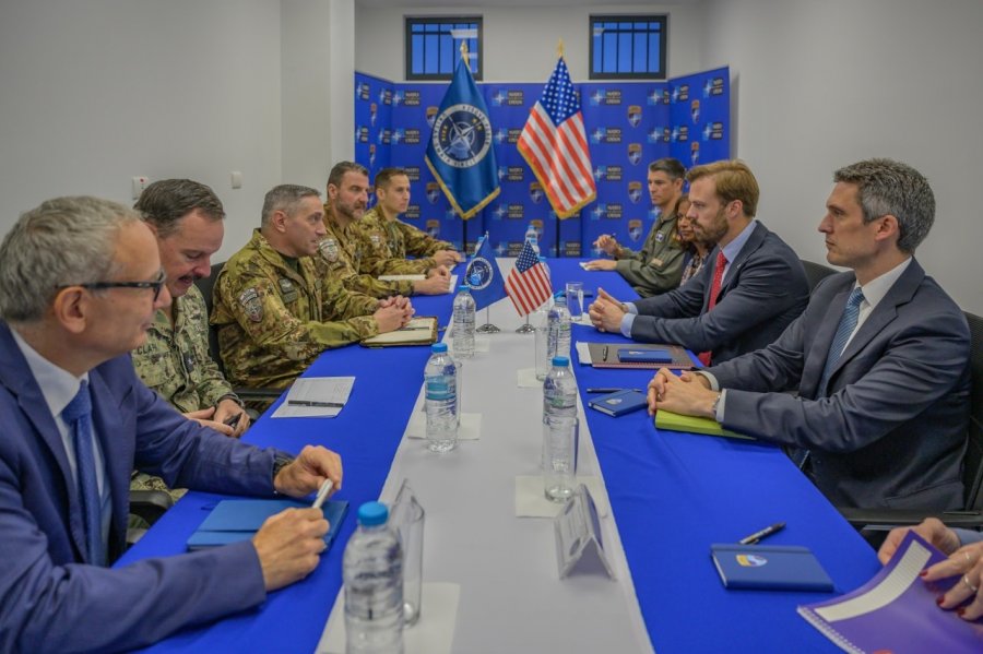 Komandanti i KFOR-it e informon zyrtarin e lartë amerikan për sigurinë në Kosovë dhe rajon