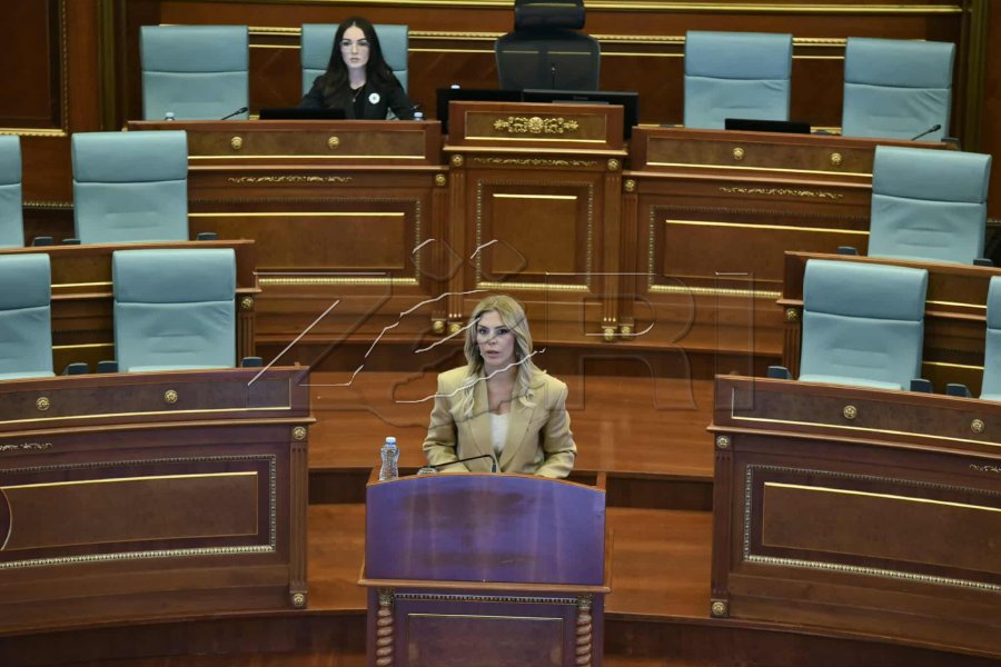 Deliu-Kodra thotë se RTK-ja po censuron deputetët e ish-opozitës: Ndërpreu transmetimin kur po mbanim fjalimet