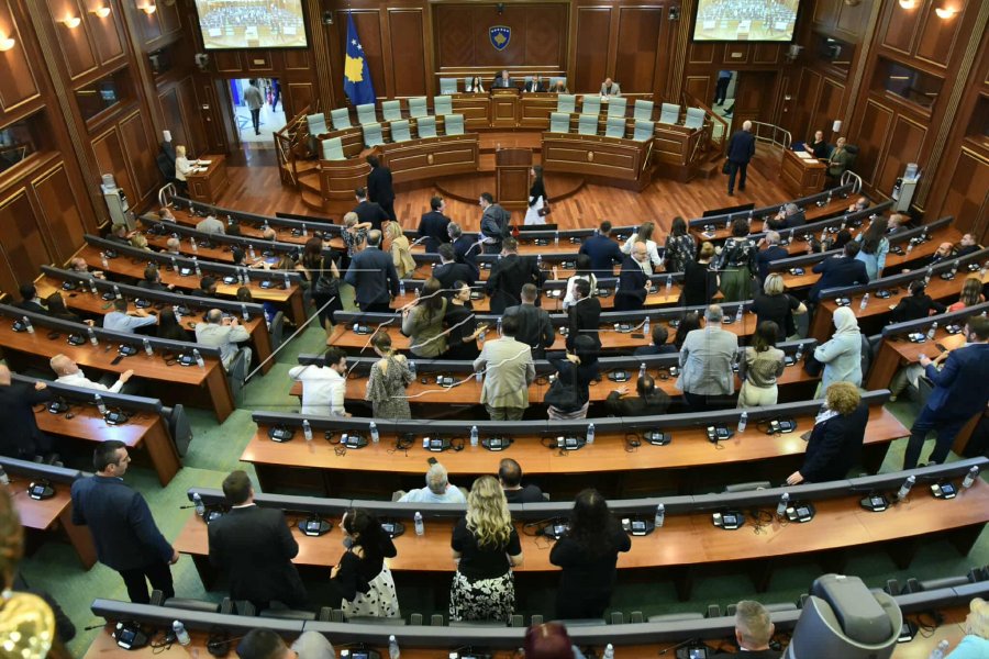Vetëm nga 5 minuta punë qe katër muaj, buxhetit të Kosovës i shkuan 1 milionë euro për deputetët