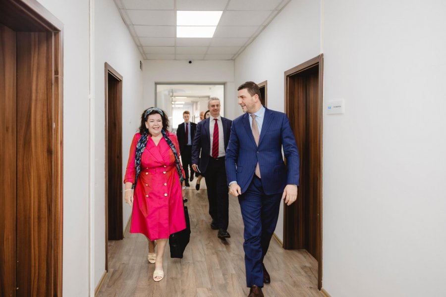 Krasniqi takon të Dërguarën e Mbretërisë së Bashkuar: Kriza institucionale po dëmton Kosovën