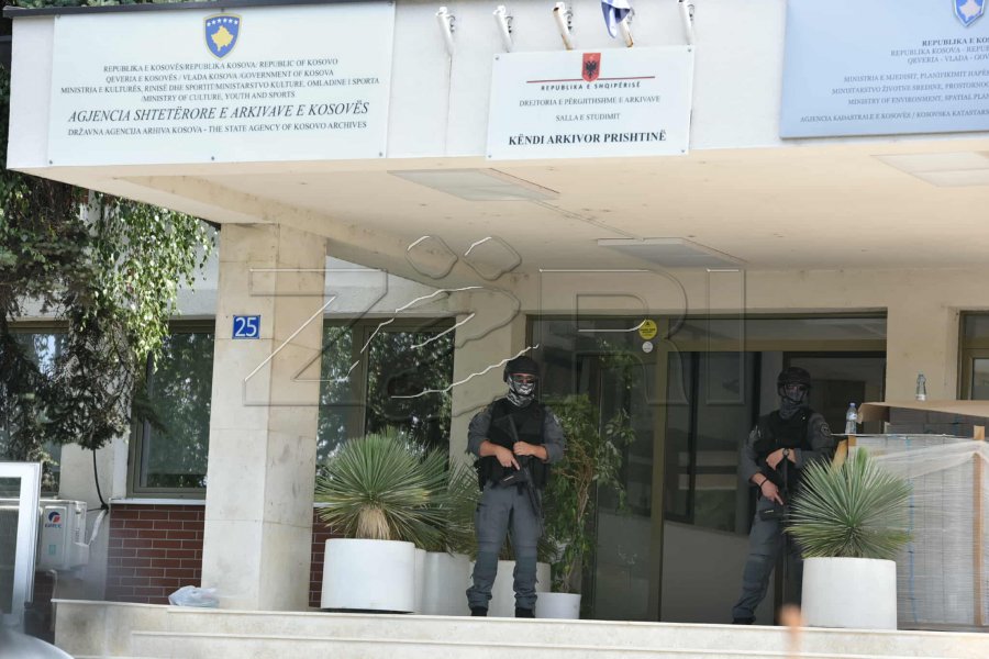 Policia bastis disa agjenci shtetërore