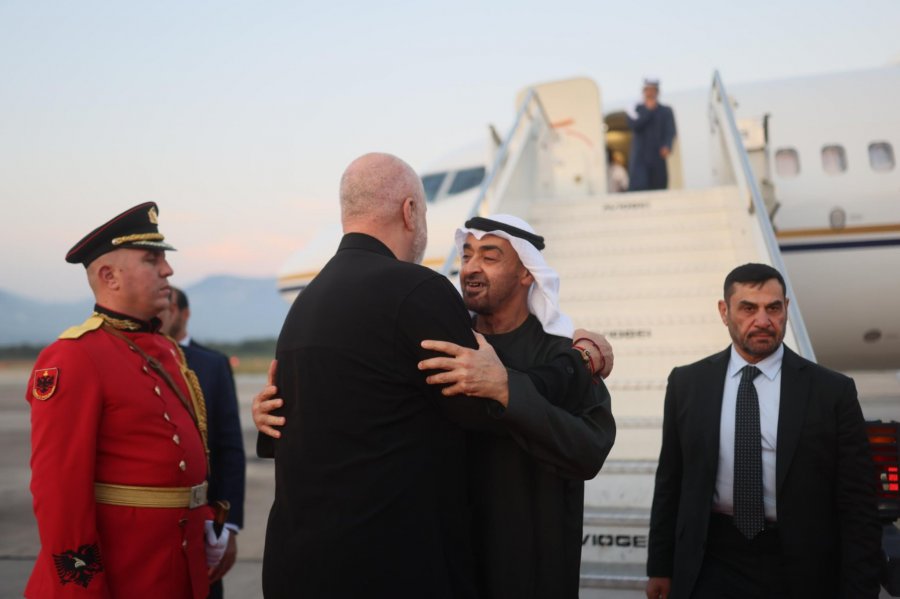 Presidenti i Emirateve të Bashkuara mbërrin në Tiranë, pritet nga kryeministri Rama