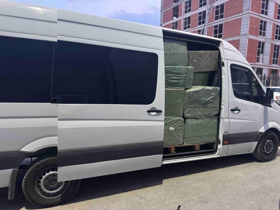 Kontrabandë me mbathje sportive, arrestohen një oficer doganor dhe një transportues mallrash