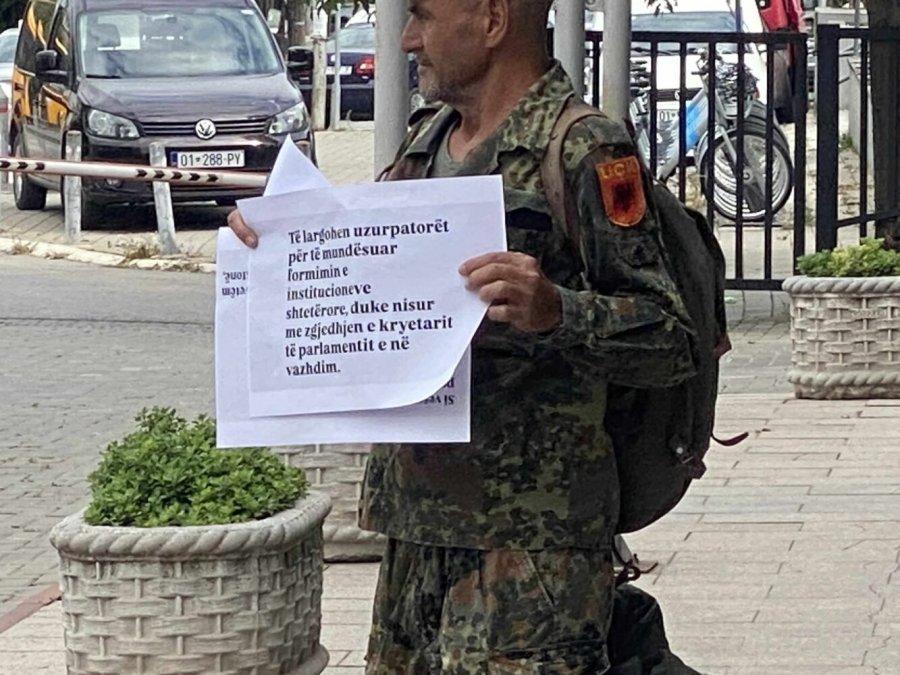 Me uniformë të UÇK-së proteston para Kuvendit: Të largohen uzurpatorët