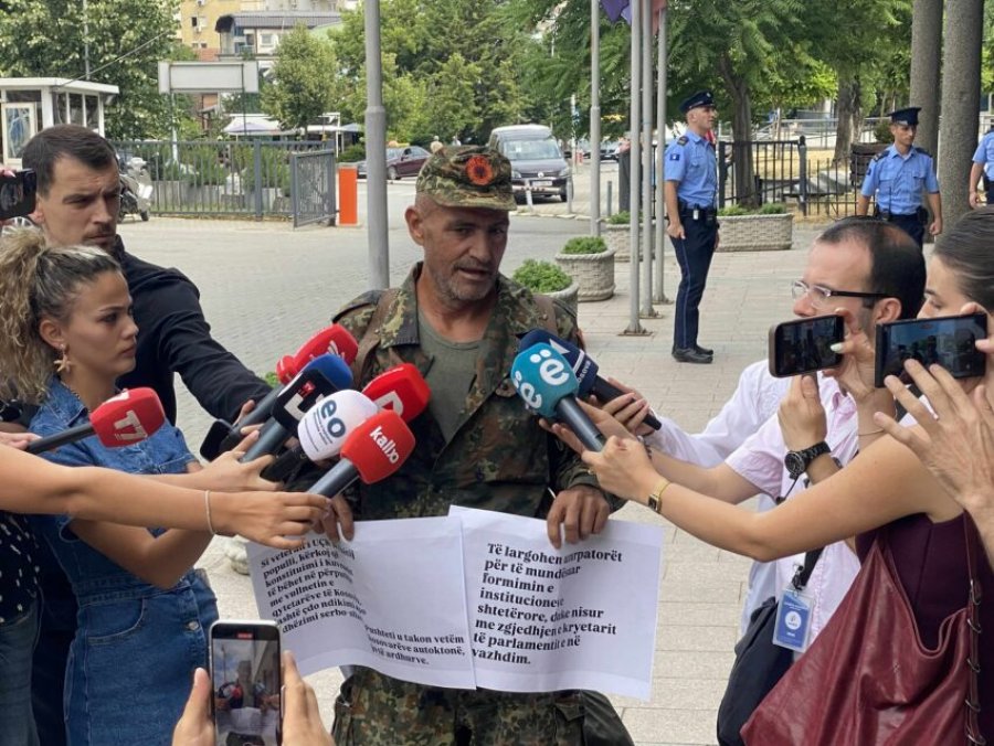 Pjesëtari i UÇK-së proteston para Kuvendit, paralajmëron grevë urie