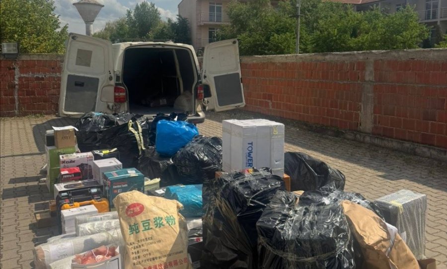 Ndalohet një furgon në Viti, u sekuestruan mallra në vlerë të 5 mijë eurove