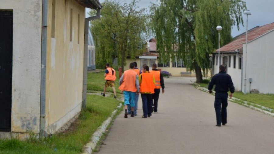 “E mora armën kur shteti nuk ma mbrojti familjen” – Rrëfimi i 18-vjeçarit që plagosi dy persona pasi ia rrahën babain