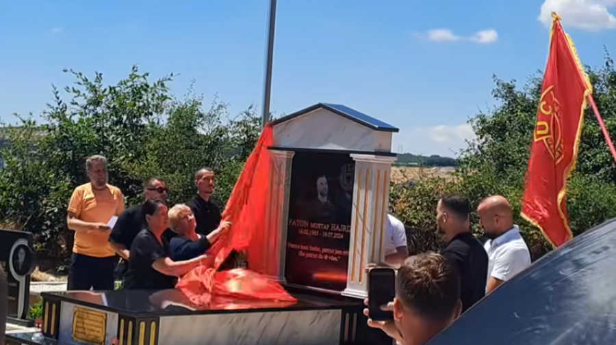 Shpaloset pllaka përkujtimore e Faton Hajrizit në përvjetorin e vdekjes së tij