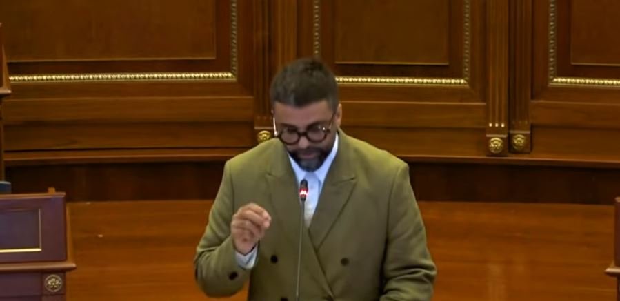 Iu ndal mikrofoni, por Behrami e çon thirrjen në fund: Mos e shkelni Kushtetutën