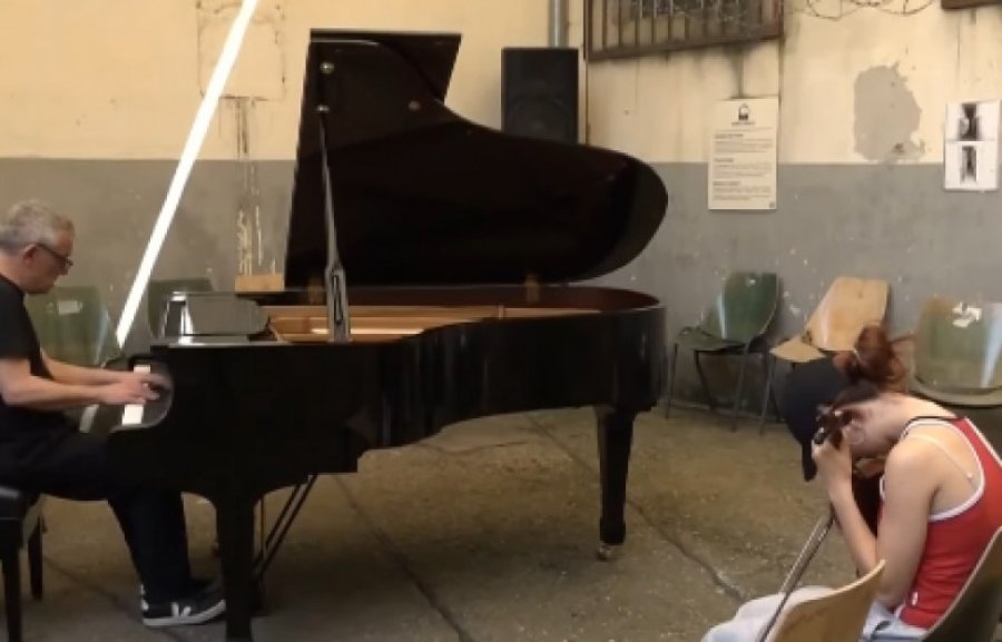 Marino Formenti, pianisti italian që fle dhe performon në Burgun e Idealit