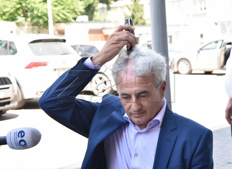 Avokati Arianit Koci rruan kokën para Kuvendit