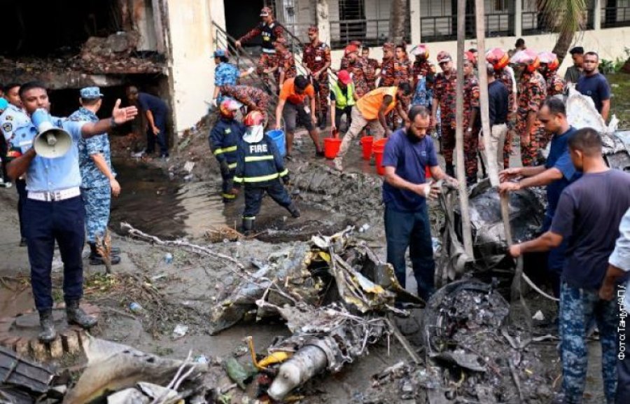Të paktën 20 të vdekur nga rrëzimi i një aeroplani ushtarak në Bangladesh