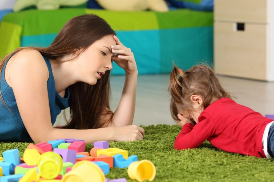 Si të veproni kur fëmija nuk e mban dot vëmendjen te një lojë?