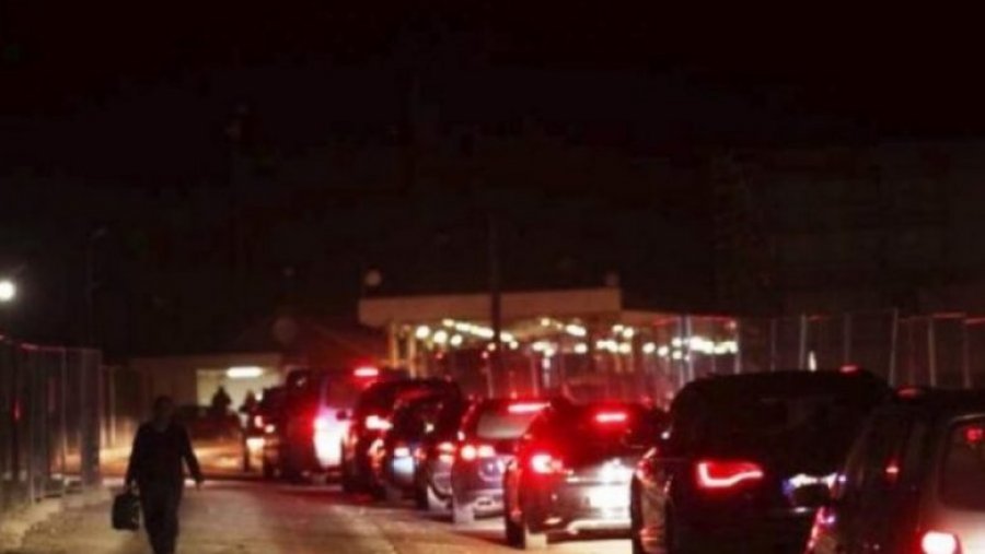 35 minuta pritje te “Dheu i Bardhë” për të hyrë në Kosovë