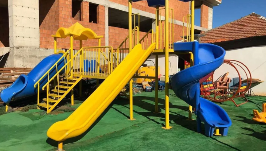 10-vjeçari bie nga lartësia e këndit të lojërave në Vlorë, përfundon në spital