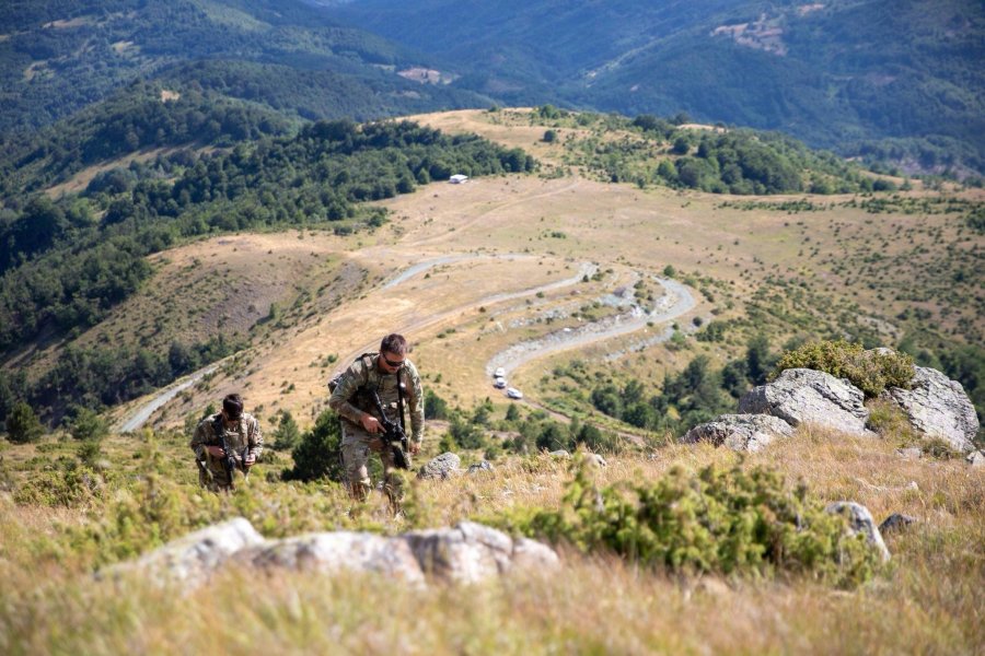 KFOR-i patrullon në komunitetet lokale në Kosovë, synon forcimin e sigurisë dhe stabilitetit