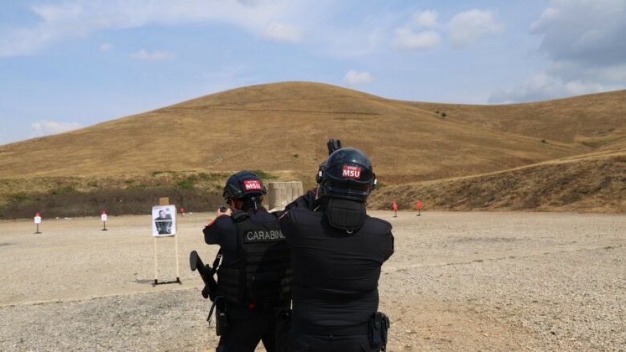 KFOR-i stërvitet në Prishtinë me armatim të vërtetë, publikon pamjet