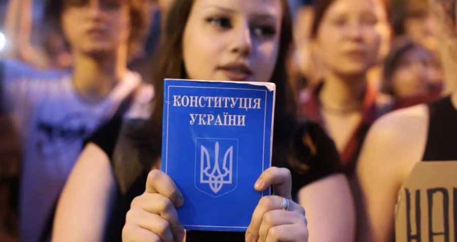 Zelensky nënshkruan ligjin që kufizon pavarësinë e agjencive kundër korrupsionit