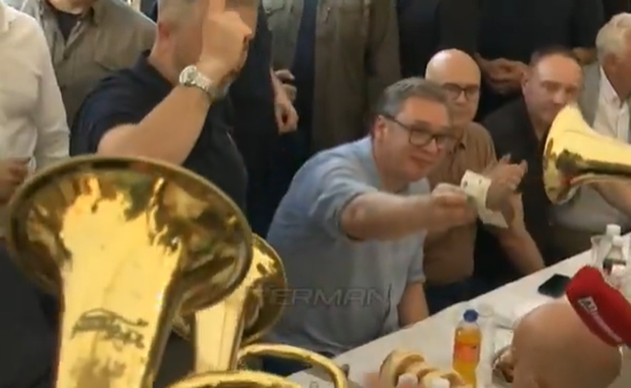 I shoqëruar nga Demo Berisha, Vuçiqi pi birra dhe dorovit muzikantët nën ritmet e këngës çetnike