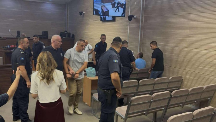Tre të akuzuarit e sulmit në Banjskë sillen në sallën e gjyqit nën masa të shtuara të sigurisë