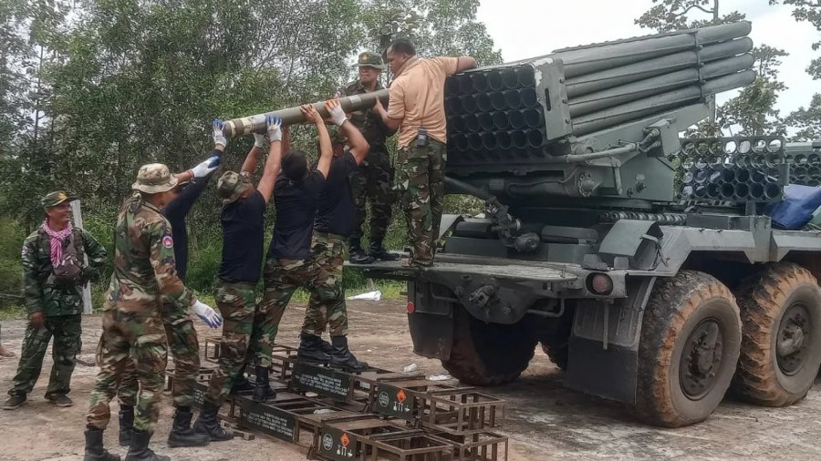 Luftë e re në Azi - Tajlanda sulmon e para dhe mbyll kufirin, Kamboxhia përgjigjet me raketa