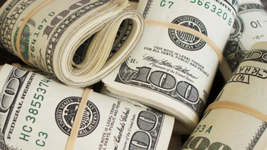 Ia dhuruan një biletë lotarie për ditëlindje, doli të ishte fitues i 100 mijë dollarëve