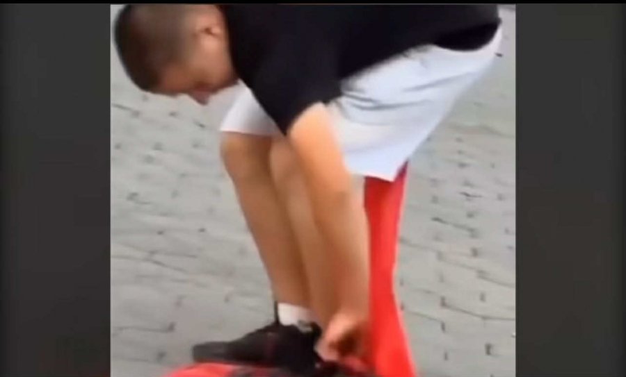 Disa të mitur nga Suhareka përdhosin flamurin kombëtar, Policia: Kanë pranuar veprimin dhe janë penduar